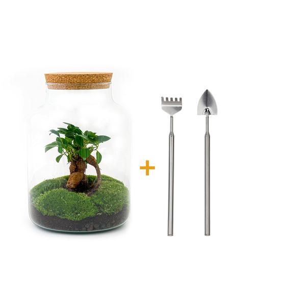 Flaschengarten – Milky mit Bonsai – ↕ 30 cm – Ø 21 cm – Harke + Schaufel